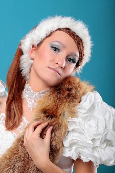 Mooie gember in een jurk van sneeuwkoningin — Stockfoto