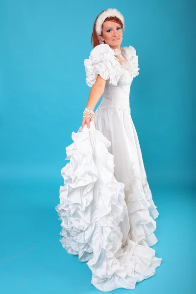 Belo gengibre em um vestido de Rainha da Neve — Fotografia de Stock