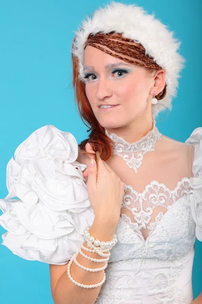 Wunderschöner Ingwer in einem Kleid aus Schneekönigin — Stockfoto