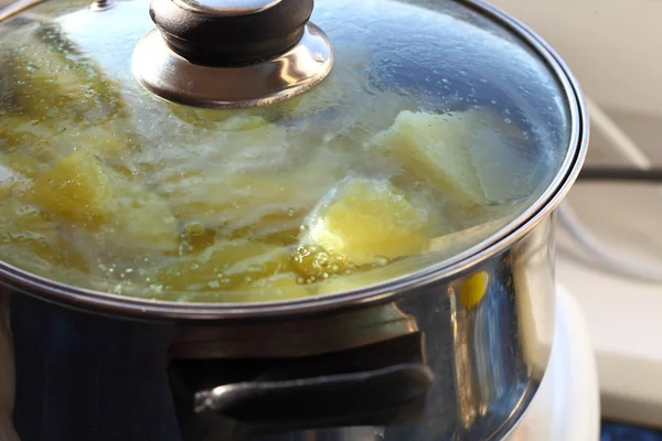 Aardappelen in pot — Stockfoto