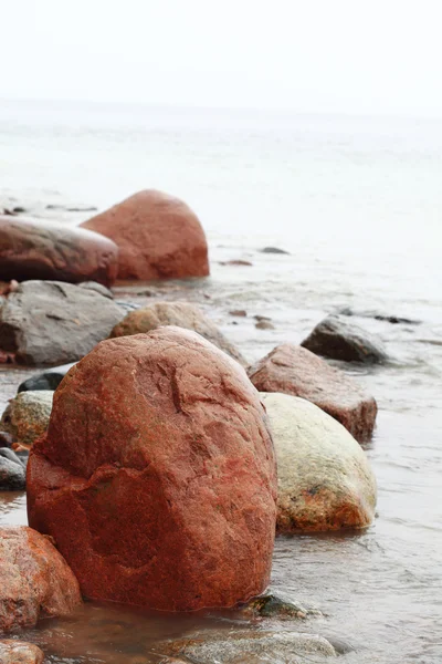 Камни в морской воде осеннее море — стоковое фото