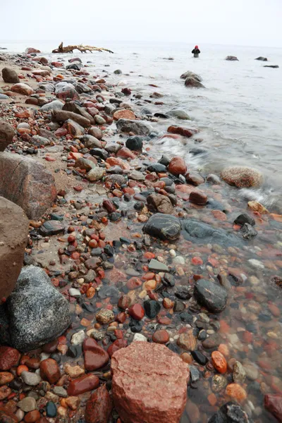 Fiskare stenar i havet vatten hösten — Stockfoto