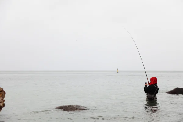 Pescador na água do mar outono — Fotografia de Stock