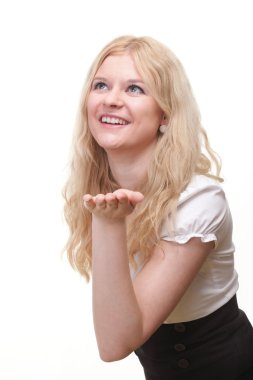 güzel bir genç kadın bir öpücük üfleme