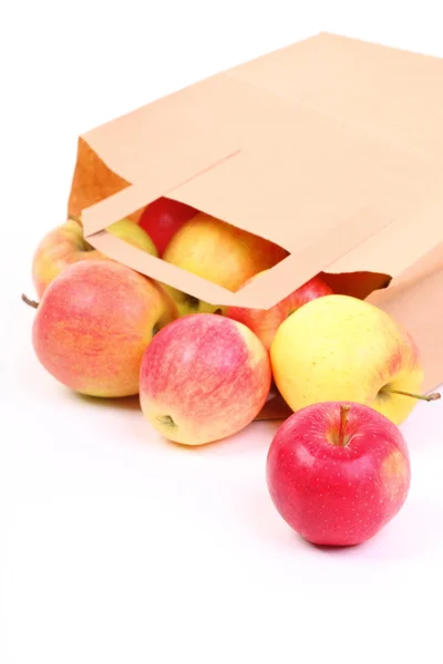 Einkaufen braune Geschenktüten und Apfel isoliert — Stockfoto