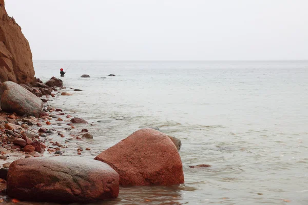 Pescador Pedras na água do mar Outono mar — Fotografia de Stock