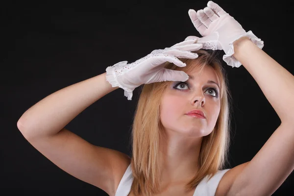 Portrait belle femme en gants blancs — Photo