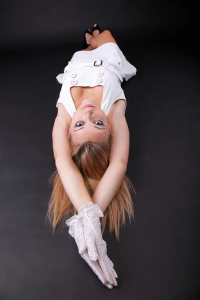 Retrato bela mulher loira em luvas brancas — Fotografia de Stock