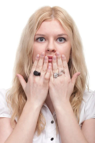 Mooie vrouw met handen over mond — Stockfoto