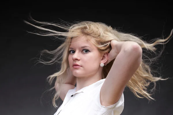 Блондинка с развевающимися волосами — стоковое фото