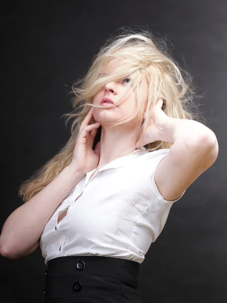 Femme blonde avec ses cheveux soufflant — Photo