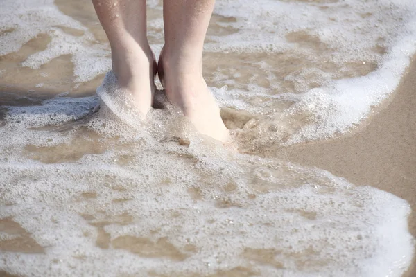 Bonitas piernas en el agua —  Fotos de Stock