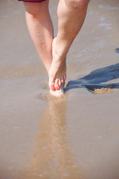 Bonitas piernas en el agua —  Fotos de Stock