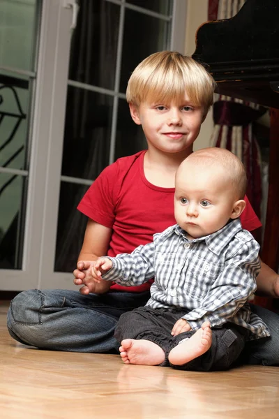 Kleine jongen speelt met een broer — Stockfoto