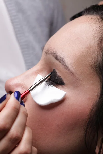 Vrouw toepassing van oogschaduw make-up borstel — Stockfoto