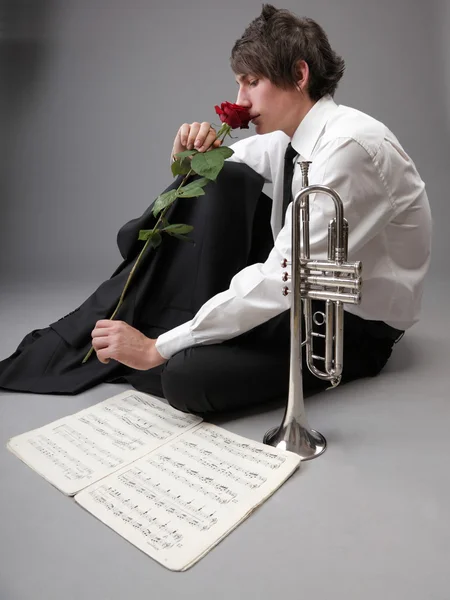 Retrato jovem apaixonado amor trompete — Fotografia de Stock