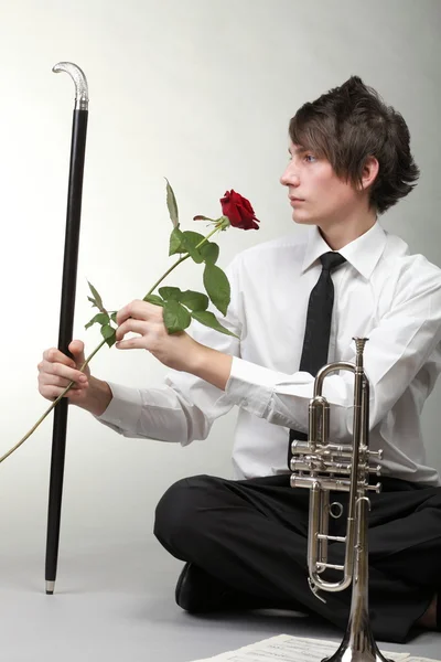 Retrato jovem apaixonado amor trompete — Fotografia de Stock