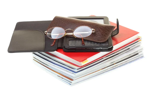 Glasögon ebook reader högen av böcker, isolerad på vit — Stockfoto