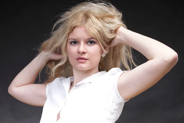 Blond kvinna med hennes hår som blåser — Stockfoto