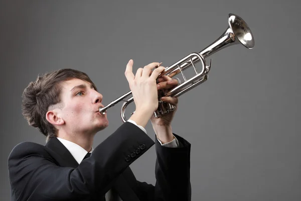 Portret van een jonge man zijn trompet spelen — Stockfoto