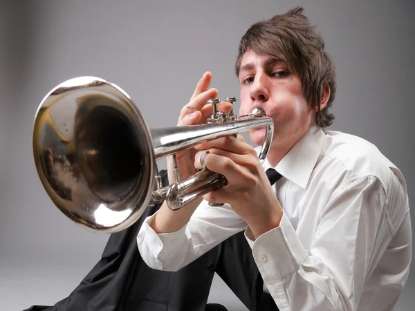 Portrait d'un jeune homme jouant de la trompette — Photo