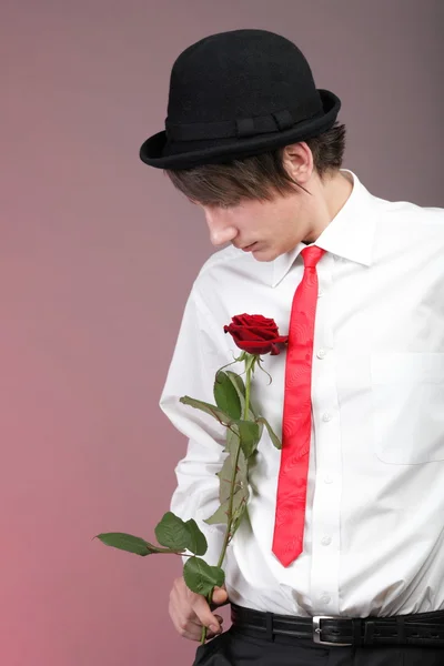 Portrét mladého muže a růže ovlivněn láska — Stock fotografie