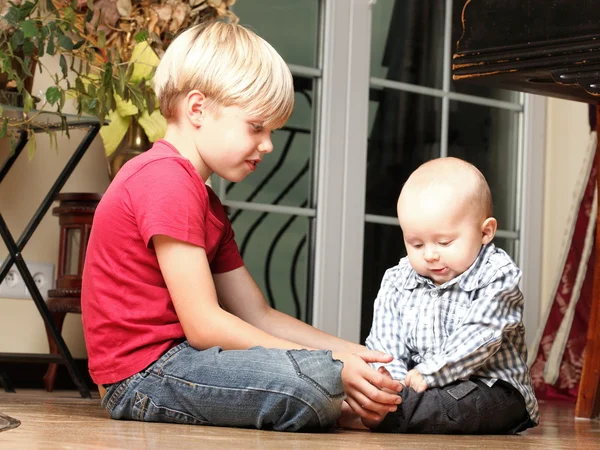 Kleiner Junge spielt mit einem Bruder — Stockfoto