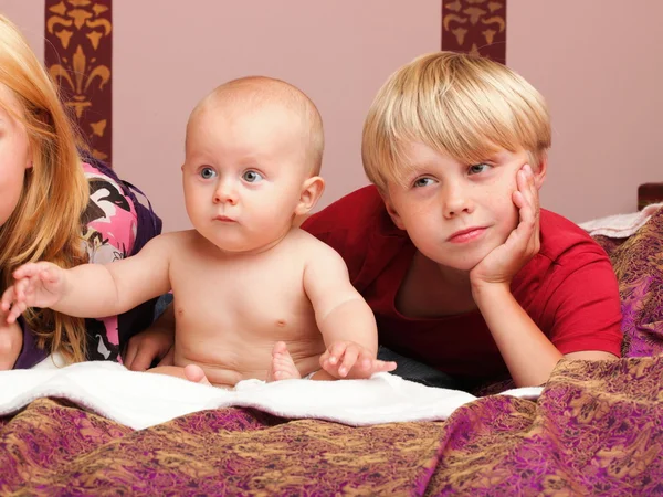 Menino brincando com um irmão — Fotografia de Stock