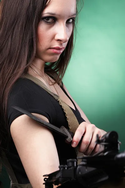 Army Woman With Gun - Bella donna con fucile di plastica — Foto Stock