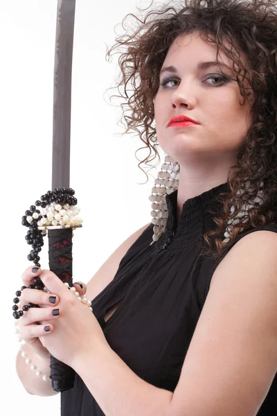 Ritratto donna riccia ragazza riccia e spada — Foto Stock