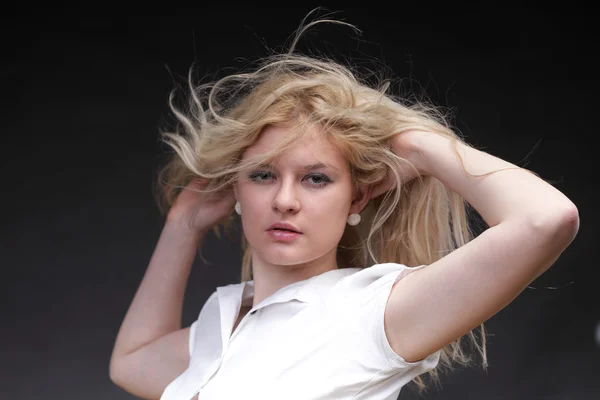 Blondine mit wehendem Haar — Stockfoto