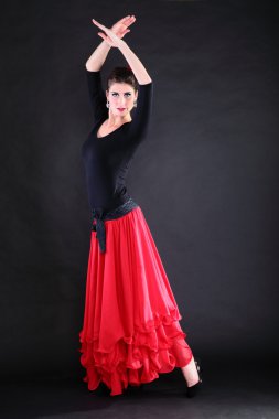 çekici İspanyol genç kadın üzerinde siyah backg Flamenco dans