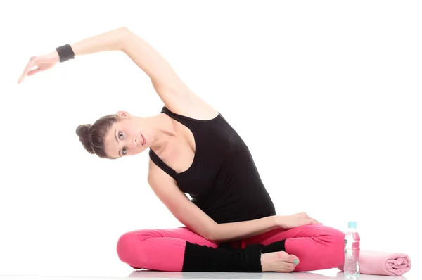 Schöne junge brünette Frau Stretching Muskeln Arme isoliert — Stockfoto