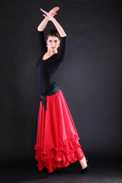 Attraktiva spanska ung kvinna dansar flamenco över svart backg — 图库照片