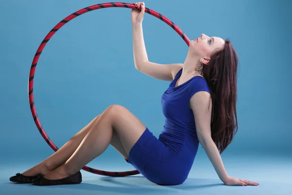 Dance hoop krásná žena v modrém — Stock fotografie