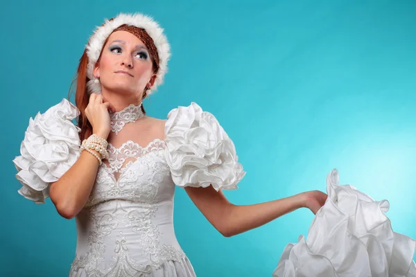 Hermoso jengibre en un vestido de Reina de la Nieve —  Fotos de Stock