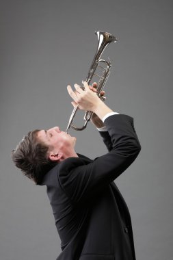 genç bir adam onun trompet çalmaya portresi