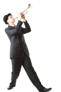 genç bir adam onun trompet çalmaya portresi