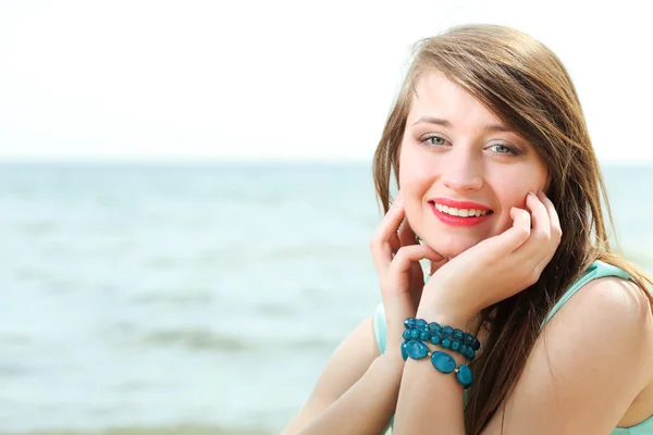 Genç güzel kadın portre sahilde — Stok fotoğraf