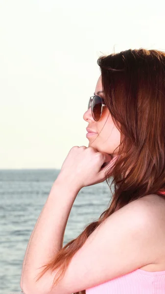 Chica atractiva en el muelle Mujer joven y el mar — Foto de Stock