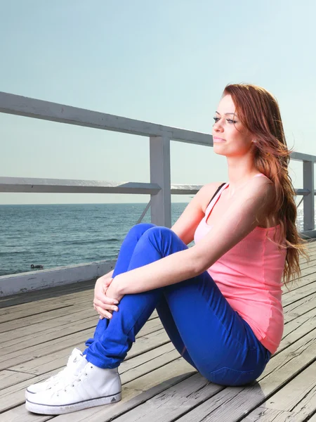 魅力的な女の子の若い女性の桟橋の海 — ストック写真