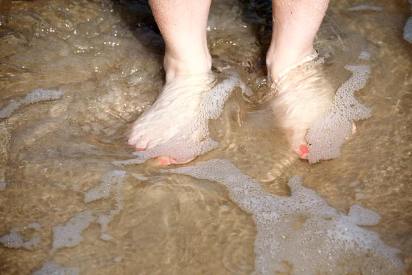 Bonitas piernas en el agua —  Fotos de Stock