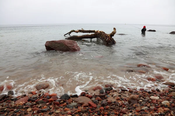 Fiskare stenar i havet vatten hösten — Stockfoto