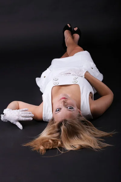 Retrato hermosa mujer rubia en guantes blancos — Foto de Stock