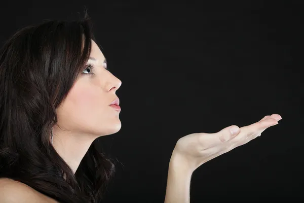 Porträt einer niedlichen jungen Frau, die einen Kuss in Richtung — Stockfoto