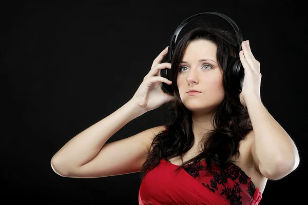 Mujer joven escuchando música en auriculares — Foto de Stock