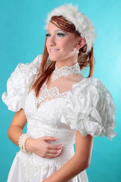 雪の女王のドレスで美しいジンジャー — ストック写真