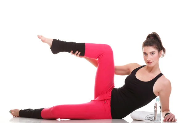 Schöne junge brünette Frau Stretching Muskeln Arme isoliert — Stockfoto
