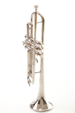 beyaz zemin üzerinde gümüş trompet