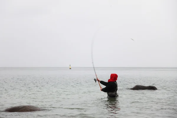 Fiskare i havet vatten hösten — Stockfoto